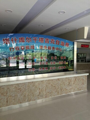 新疆自治區(qū)塔縣政務(wù)服務(wù)中心叫號(hào)系統(tǒng)、信息發(fā)布系統(tǒng)由米可提供1.jpg